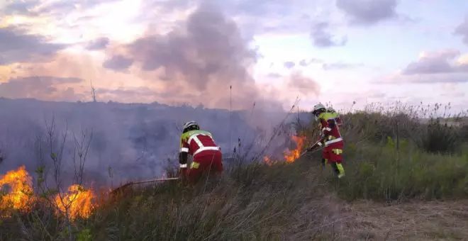 Extinguen un incendio de vegetación en la playa de Trengandín
