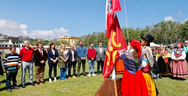 Centenares de personas celebran el Día Infantil de Cantabria con albarcas, gaitas y el izado del lábaro