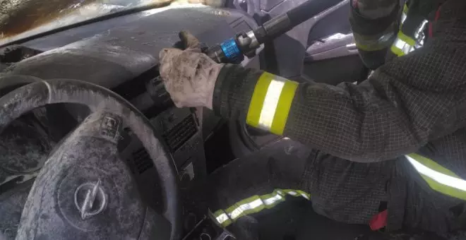 Un conductor y su vecino consiguen apagar el incendio originado en un vehículo en Isla