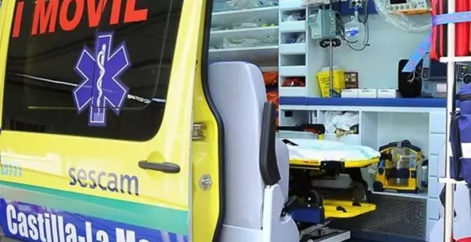 Trasladado en UVI al Hospital de Albacete un trabajador tras caerle encima unos tubos que estaba descargando