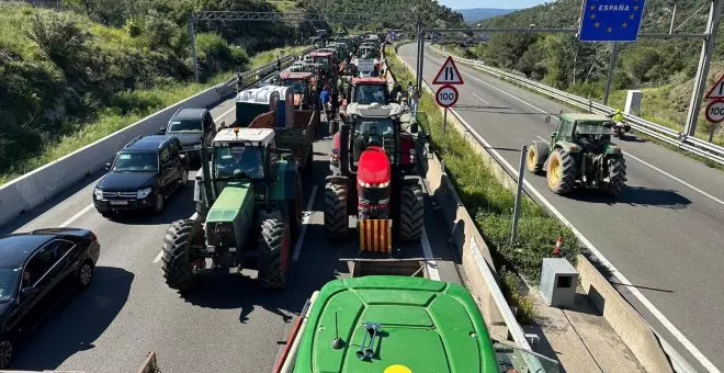 Els pagesos reactiven les protestes i tallen els principals passos fronterers en plena campanya de les europees