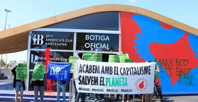 Una quarantena d'activistes ocupen la botiga de la Copa Amèrica per denunciar l'impacte dels macroesdeveniments