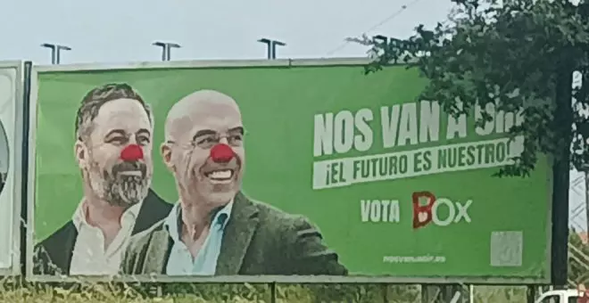 Así han pintado el cartel electoral de Vox en Revilla de Camargo