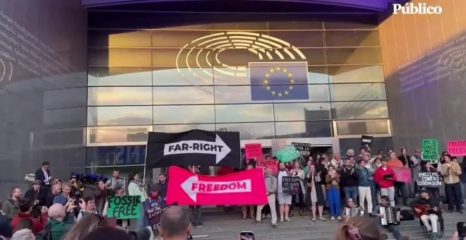 Manifestantes cantan el 'Bella Ciao' contra la extrema derecha, a las puertas del parlamento europeo