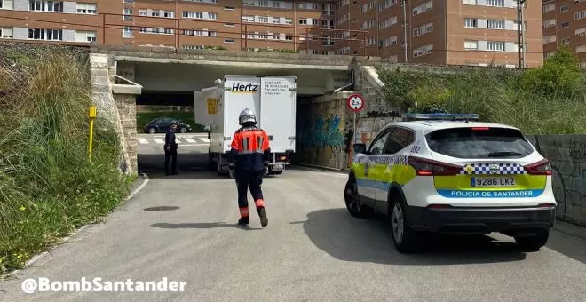 Un vehículo de reparto queda atrapado en un paso subterráneo en Santander