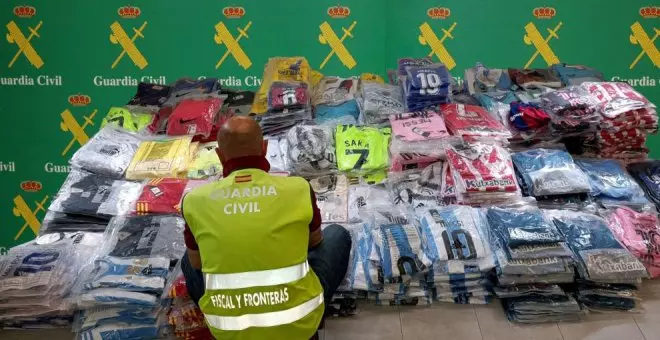 La Guardia Civil interviene en el Puerto de Santander más de un millar de prendas de fútbol falsificadas
