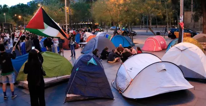 Desallotgen l'acampada propalestina a la plaça Universitat de Barcelona