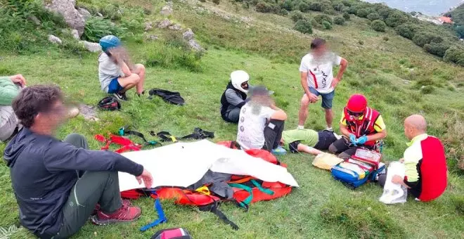 Evacuado en helicóptero un joven tras sufrir un accidente en parapente y romperse el fémur en Islares