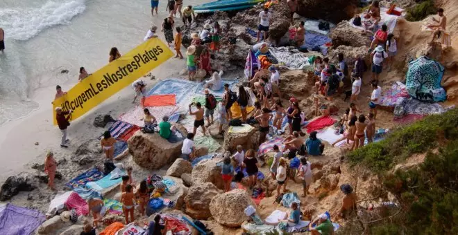 Ocupen una platja a Mallorca per denunciar la massificació turística