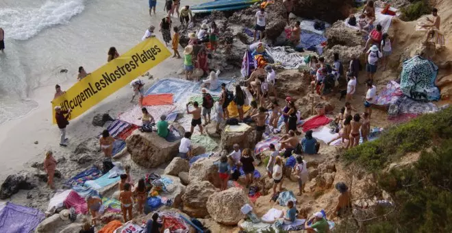 Cientos de mallorquines ocupan una cala para protestar contra la turistificación