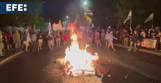 Miles de israelíes protestan frente al Parlamento para pedir elecciones y un acuerdo para los rehenes