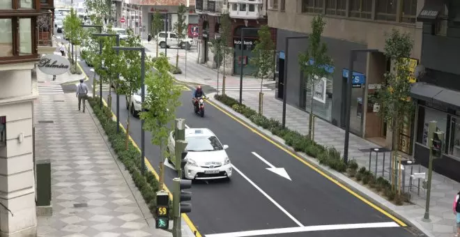 Una pareja roba una bandolera de un coche aparcado, y un joven se lleva alimentos de un supermercado