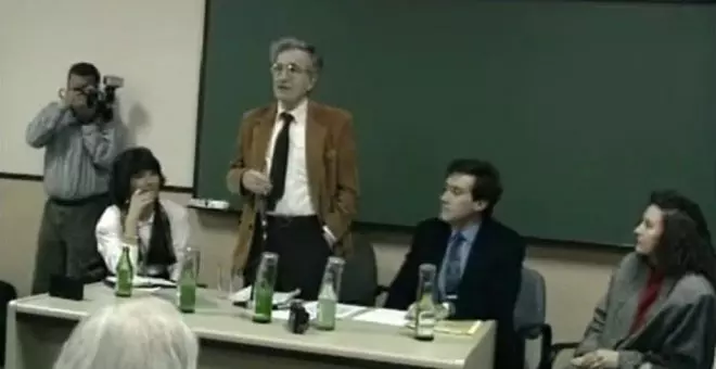 Noam Chomsky está vivo y una vez dio clase en la Universidad de Oviedo