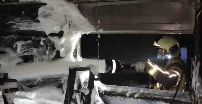 Un incendio en una nave del polígono industrial de Toledo calcina dos ambulancias y afecta a un tercer vehículo