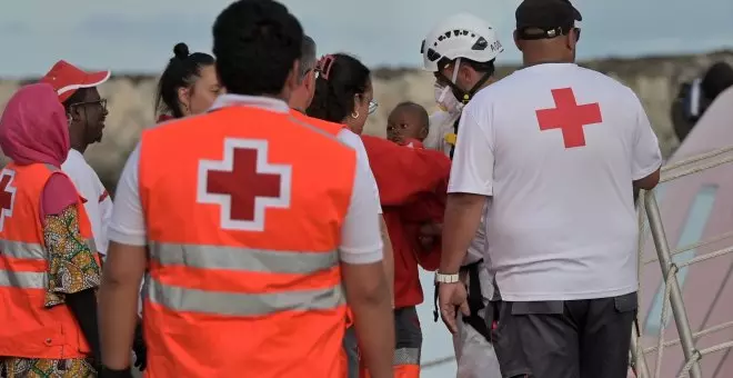 Un crucero rescata un cayuco con cinco muertos a unos 800 kilómetros de El Hierro