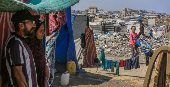 El asedio israelí sobre Gaza no cesa y el calor y la basura se suman al caos de la situación humanitaria de los palestinos