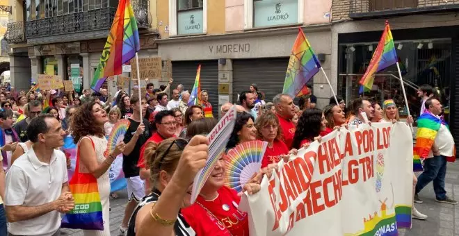 "¿La bandera dónde está?": cientos de personas muestran su apoyo al colectivo LGTBI en Toledo pese al desprecio municipal