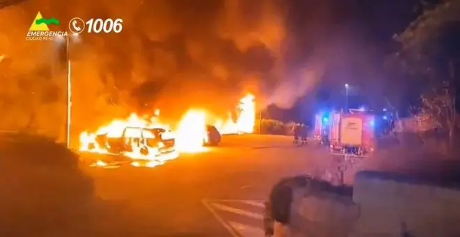 Varios vehículos afectados por las llamas en un espectacular incendio en un aparcamiento público de Puertollano