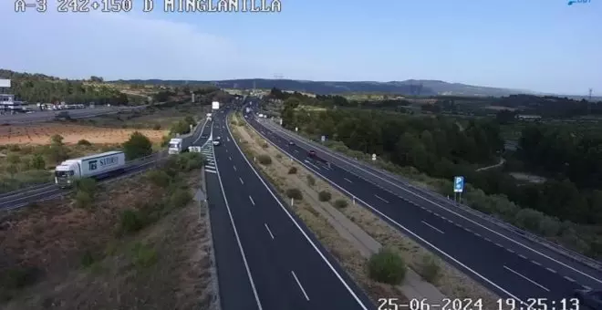 La colisión entre dos camiones obliga a cortar el tráfico en la A-3 a su paso por Minglanilla (Cuenca)