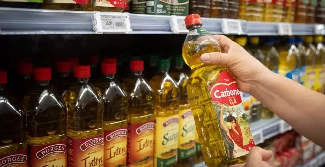 El Gobierno elimina el IVA al aceite de oliva hasta octubre y reduce el IRPF a rentas bajas