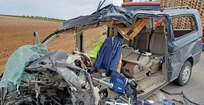Una colisión entre una furgoneta y un camión deja un muerto y dos heridos en Puerto Lápice