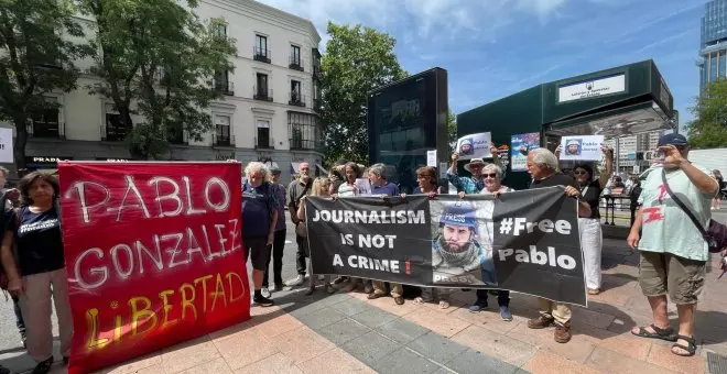 Asociaciones de periodistas se concentran ante el Consulado de Polonia en Madrid por la libertad de Pablo González