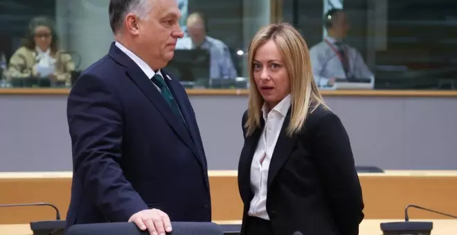 Meloni y Orbán llegan furiosos a la cumbre de Bruselas tras quedar fuera del reparto de poder de la UE