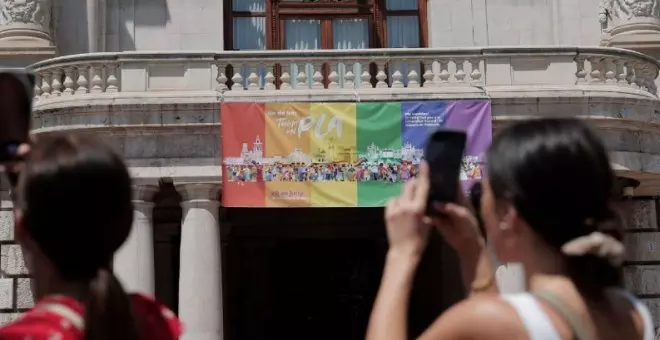 Un concejal saca los colores a la alcaldesa de València, quien se negó a colgar la bandera LGTBI+: "Además de compararnos con enfermedades, miente"