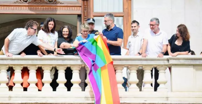 Compromís intenta colgar una bandera LGTBI+ en el balcón del Ayuntamiento de València y la Policía la quita