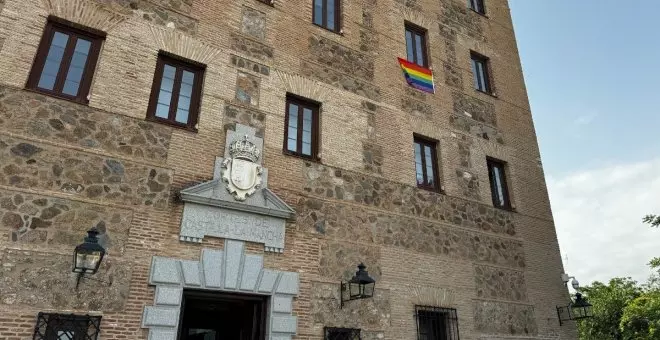 Las Cortes de Castilla-La Mancha muestran su apoyo al colectivo LGTBI colgando en su fachada la bandera arcoíris