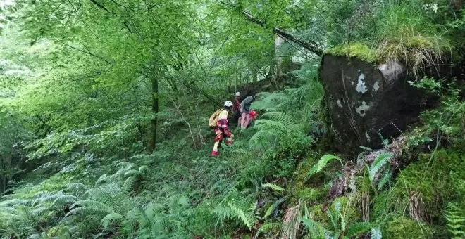 Enriscados dos senderistas en la ruta de las cascadas de Augasal en Vega de Pas