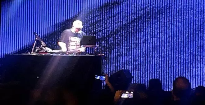 DJ Shadow ofreció una magistral demostración de habilidades en los platos y efectos sonoros en la sala Ochoymedio
