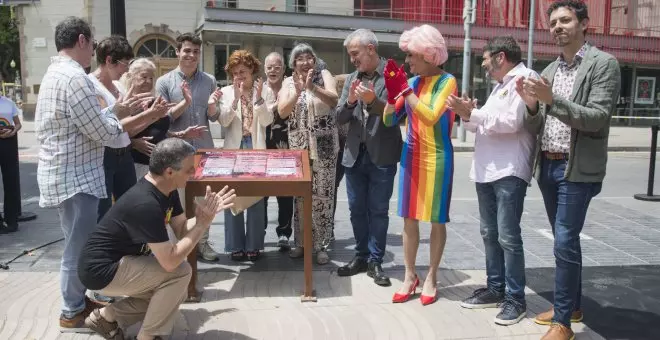 Inauguren a la Rambla de Barcelona una placa per commemorar la manifestació a favor de l'alliberament sexual de 1977