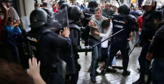 Amnistiats els 46 policies nacionals investigats per agredir votants de l'1-O a Barcelona