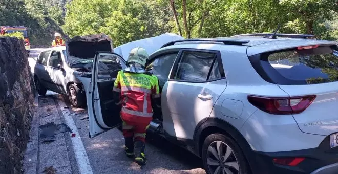 Dos heridos en el choque frontal de dos coches en la CA-888 en Camaleño