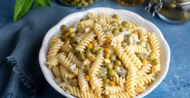 Pato confinado - Receta de ensalada de pasta sencilla, con mayonesa casera y verduras variadas