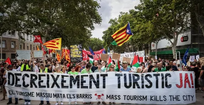 Milers de persones clamen a Barcelona contra el turisme massiu