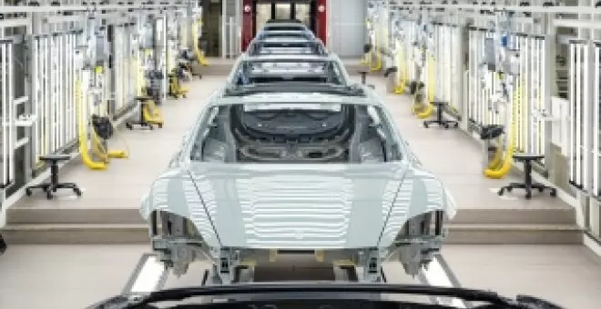 Porsche se ve obligada a reducir la producción de su primer coche eléctrico por falta de demanda