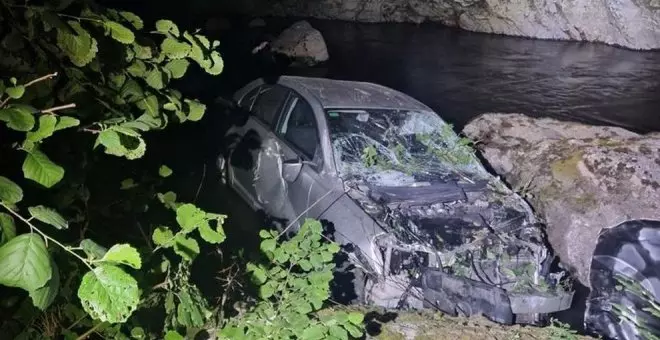 Rescatan a una persona en el Desfiladero de La Hermida tras volar su coche 15 metros sobre el río