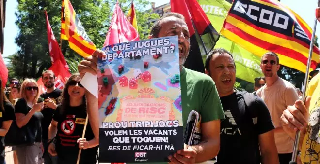 Un centenar de docents protesten contra el retard en les adjudicacions i la política "a dit"