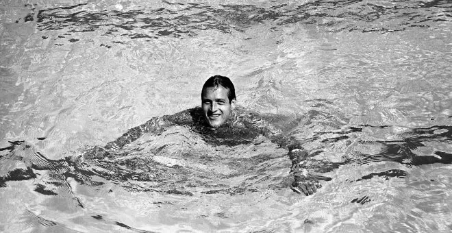 Momentos estelares en la piscina / Paul Newman en 1959