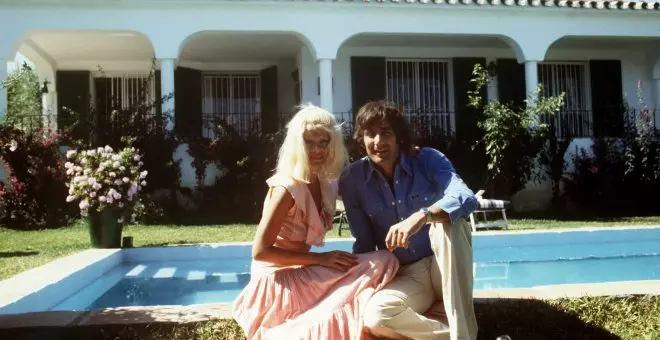 Momentos estelares en la piscina / Gunilla Von Bismarck y Luis Ortiz, 1979