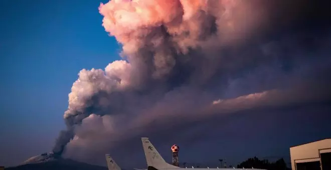 La erupción del volcán Etna se intensifica y las nubes de ceniza obligan a desviar vuelos