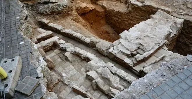 Descobreixen a la Rambla de Barcelona una porta d'entrada a la ciutat medieval i un tram de la muralla