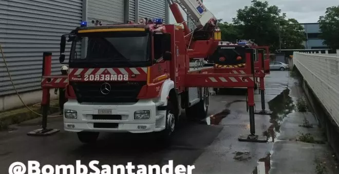 Extinguido el incendio de una nave del polígono de Morero que afectaba a cubiertas anexas