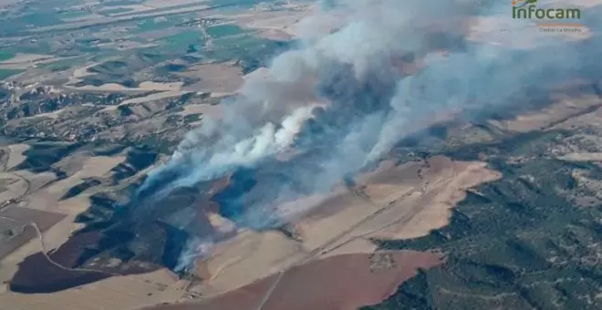 Más de 80 efectivos trabajan en la extinción de un incendio en Las Herencias (Toledo)