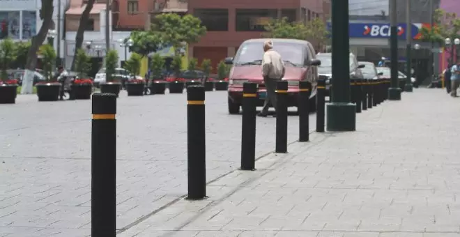 Ciudades de caucho: del asfalto al bolardo, nueva vida para neumáticos fuera de uso