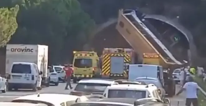 Un autobús queda colgando en la entrada de un túnel en Pineda de Mar y deja tres heridos críticos