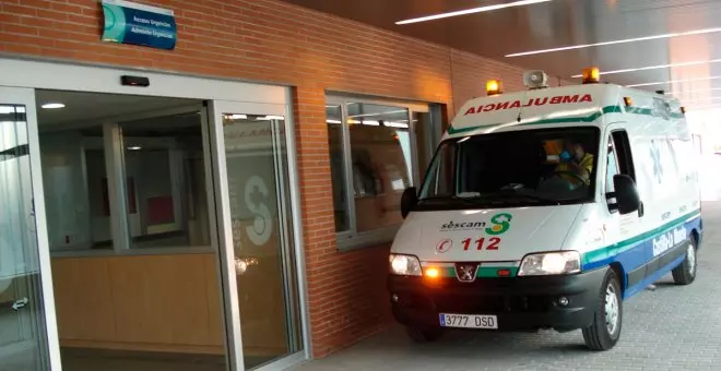 Dos trabajadores se precipitan desde una altura de diez metros al volcar una grúa de tijera en Alcázar de San Juan