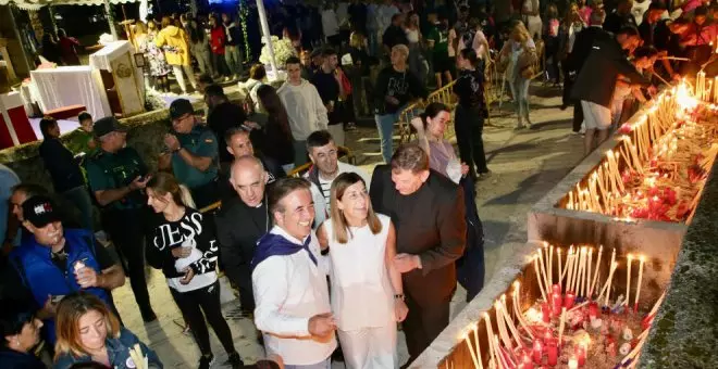 Miles de personas celebran de madrugada la festividad del Carmen en Revilla